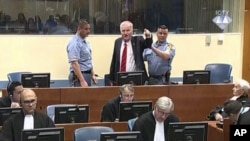 អតីត​មេ​បញ្ជាការយោធា Bosnia Serb ​លោក​​ Ratko Mladic មាន​ការ​ខឹង​សម្បារ​ពេល​លោក​ស្តាប់​សាលក្រម​របស់​តុលាការ​ឧក្រិដ្ឋកម្ម​សង្គ្រាម​យូហ្គោស្លាវី​របស់​អសប នៅ​ក្នុង​ក្រុង​ឡាអេ ប្រទេស​ហូឡង់ កាលពី​ថ្ងៃទី២២ ខែវិច្ឆិកា ឆ្នាំ២០១៧។