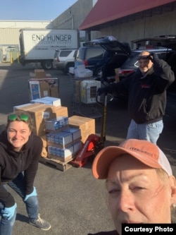 馬里蘭州的卡登什爾市緊急援助中心(Catonsville Emergency Assitance)義工2020年3月23日到該市的食物銀行(Food Bank) 採買了5000磅食物的救濟食物。 (CEA提供)