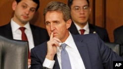 ວຸດທິສະພາ Jeff Flake ຈາກລັດ Arizona ຟັງການປາໄສ ກ່ຽວກັບລັດຖະສະພາ, 28 ມັງກອນ, 2015.