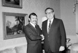 Mantan presiden Algeria, Abdelaziz Bouteflika, kiri, bertemu mantan menteri luar negeri AS, Henry Kissinger di hotel Waldorf Astoria tahun 1975