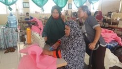 Produksi baju khusus untuk alat perlindungan diri di ruang jahit dan sablon di SMK Negeri 5 Palu, 31 Maret 2020. (Foto: VOA/Yoanes Litha)