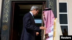 Američki državni sekretar Džon Keri sa ministrom spoljnih poslova Saudijske Arabije princom Saudom al-Fejsalom u Džedi