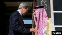 Wezîr John Kerry û wezîrê derve yê Erebistana Saudî Mîr Saud El Feysel. 
