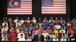 El presidente Barack Obama habla durante un cabildo abierto en Kuala Lumpur, Malasia.
