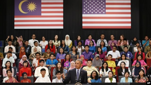 El presidente Barack Obama habla durante un cabildo abierto en Kuala Lumpur, Malasia.