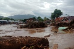 Rumah-rumah yang rusak di daerah yang terkena banjir bandang setelah hujan lebat di Flores Timur, Provinsi Nusa Tenggara Timur, 4 April 2021. (Antara Foto/ Handout / Dok BPBD Flores Timur).