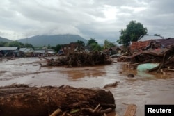 Rumah-rumah yang rusak di daerah yang terkena banjir bandang setelah hujan lebat di Flores Timur, Provinsi Nusa Tenggara Timur, 4 April 2021. (Antara Foto/ Handout / Dok BPBD Flores Timur).