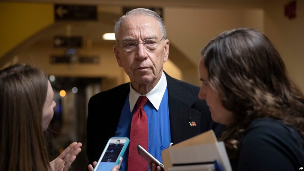 El presidente de la ComisiÃ³n Judicial del Senado de EE.UU., Chuck Grassley, pidiÃ³ un examen de presuntos abusos sexuales, fÃ­sicos y emocionales a inmigrantes detenidos.