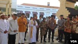 Para pemuka agama bersama Forkompimda Kota Surabaya berdoa bersama memperingati tragedi serangan bom bunuh diri yang menyasar Mapolrestabes Surabaya, Selasa 14/5 (Foto: VOA/Petrus).