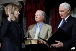 El vicepresidente Mike Pence toma el juramento a la nueva senadora demócrata por Minnesota, Tina Smith.