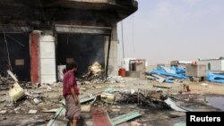也门阿布斯2018年4月24日一座加油站在空袭中被炸毁