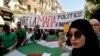 Les étudiants brandissent une banderole portant la mention "contre la mafia politico-financière" lors d'une manifestation à Alger le 11 juin 2019.