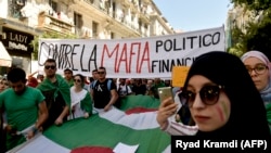 Les étudiants brandissent une banderole portant la mention "contre la mafia politico-financière" lors de leur manifestation à Alger le 11 juin 2019, deux jours après l'annulation du vote prévu le 4 juillet. 