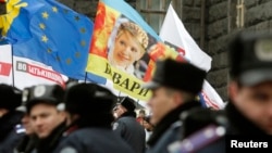 Đoàn người biểu tình ủng hộ việc hội nhập EU, cầm bức ảnh của nhà lãnh đạo đối lập đang bị tù Yulia Tymoshenko, 26/11/13