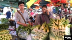 Vegetable venders at Phnom Penh’s Neak Meas market on December 27, 2019. (Kann Vicheika/VOA Khmer) 