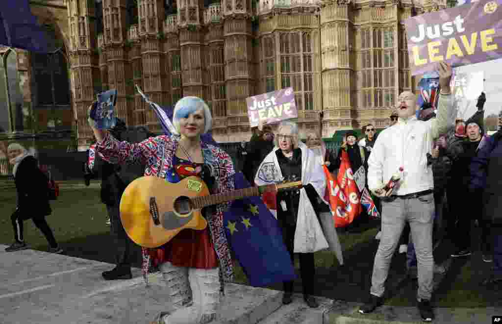 این گروه از موافقان جدایی بریتانیا از اتحادیه اروپا با ساز و گیتار مقابل پارلمان بریتانیا در لندن جمع شده اند و خواستار تسریع آن شده اند. خیلی ها هم مخالف این کار هستند.