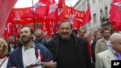Nhà hoạt động đối lập Gennady Gudkov (chính giữa) diễu hành với những người ủng hộ phe đối lập trong một cuộc biểu tình tại Moscow, 15/9/2012