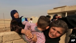 Civilians flee their houses, as Iraq's elite counterterrorism forces fight against Islamic State militants, in the village of Tob Zawa, about 9 kilometers (5.6 miles) from Mosul, Iraq, Oct. 25, 2016. 