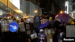 香港市民2019年7月28日在北京駐香港中聯辦附近舉行示威設立路障反對警察暴力。