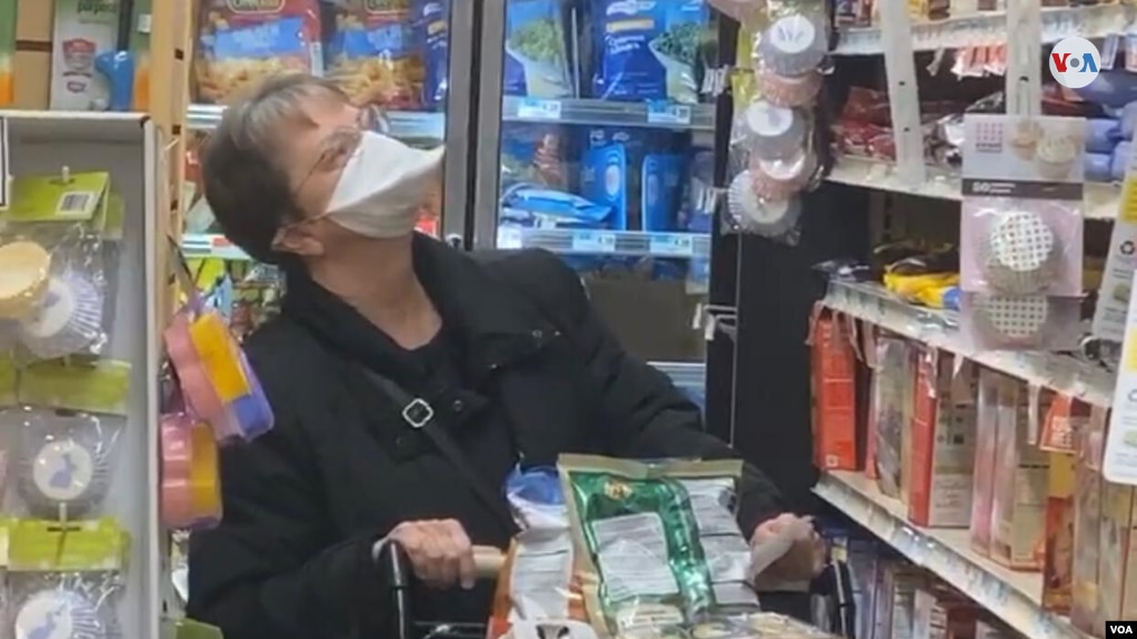 Una mujer se protege con una mascarilla mientras hace compras en un mercado de Nueva York. (Foto: Ronen Suarc)