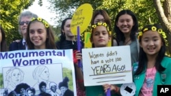 Siswi-siswi anggota pramuka di kota New York yang berkampanye untuk mendirikan patung perempuan di taman Central Park (6/10). (AP/ Verena Dobnik)
