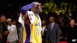 Pemain Los Angeles Lakers, Kobe Bryant, memberi hormat kepada para penggemar dalam pertandingan NBA terakhirnya melawan Utah Jazz (13/4). (AP/Jae C. Hong)
