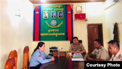 លោក​ស្រី​អនុសេនីយ៍​ទោ ស៊ីថុង សុខា ស្រុក​សៀម​ប៉ាង​ ខេត្ត​ស្ទឹងត្រែង ក្នុងអំឡុងពេលថ្នាក់លើបានហៅចូលខ្លួន​ឲ្យធ្វើកិច្ច​សន្យា​បញ្ឈប់ការ​បង្ហោះ​រូប​បំបៅ​កូន​ក្នុង​ទីសាធារណៈ ​ទាំង​មាន​ពាក់​ឯកសណ្ឋាន។