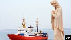 The rescue vessel Aquarius ship approaches the Pozzallo harbor, Southern Italy, June 1, 2018. Spain took in a rescue ship carrying more than 600 migrants Monday after Italy and Malta refused.