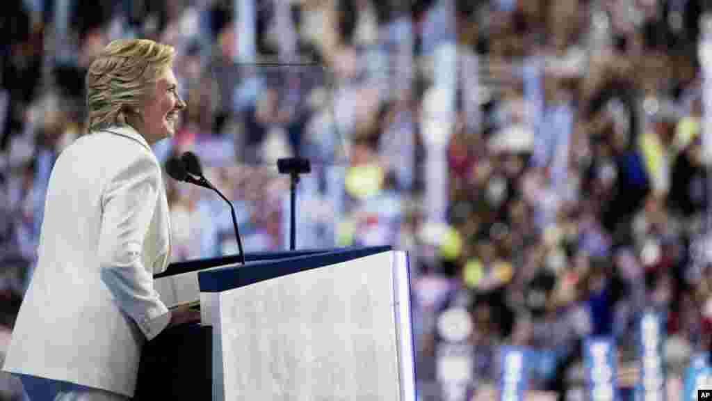 Hillary Clinton prononce son discours lors de la convention démocrate à Philadelphie, Pennsylvanie, le 28 juillet 2016.