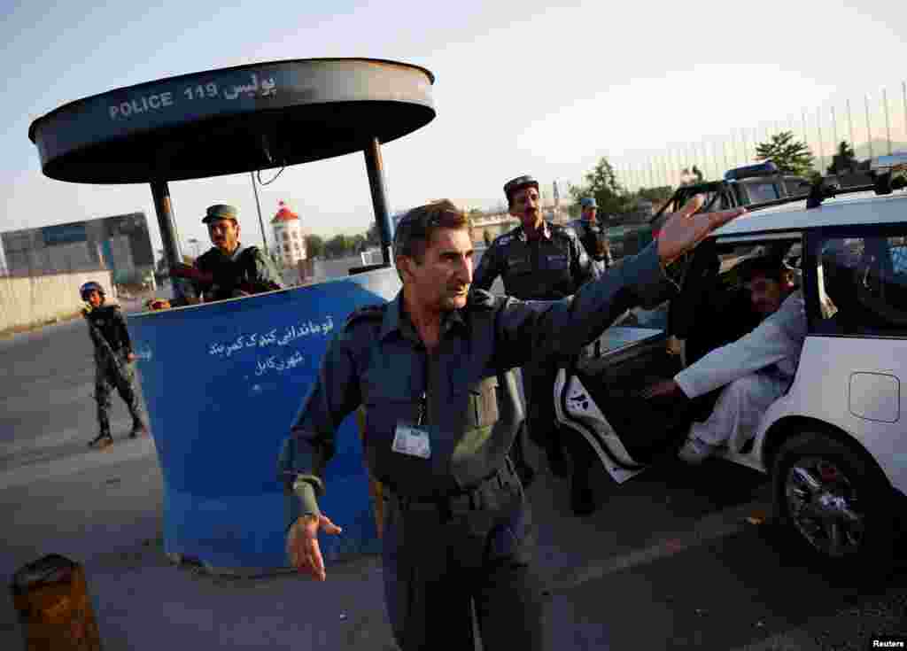 انتخابات کے موقع پر ملک بھر میں افغان سکیورٹی فورسز کے لگ بھگ ساڑھے تین لاکھ اہلکار تعینات کیے گئے ہیں۔