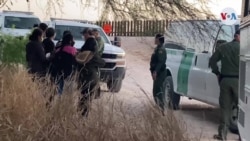 Menor no acompañada y familia inmigrante hablan con la VOA en la frontera
