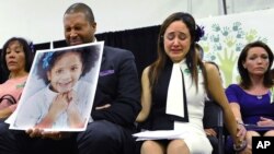 Jimmy Greene (centro) y Nelba Marquez, padres de Ana Marquez-Greene junto a Nicole Hockley, madre de Dylan expresaron muestras de dolor durante la conferencia a un mes de la masacre.