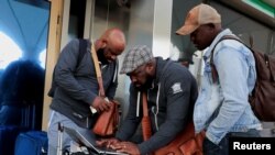 Penumpang berusaha mencari penerbangan lain setelah pilot Kenya Airways mogok kerja di bandara Internasional Jomo Kenyatta di Nairobi, Kenya, 5 November 2022. (Foto: REUTERS /Thomas Mukoya)