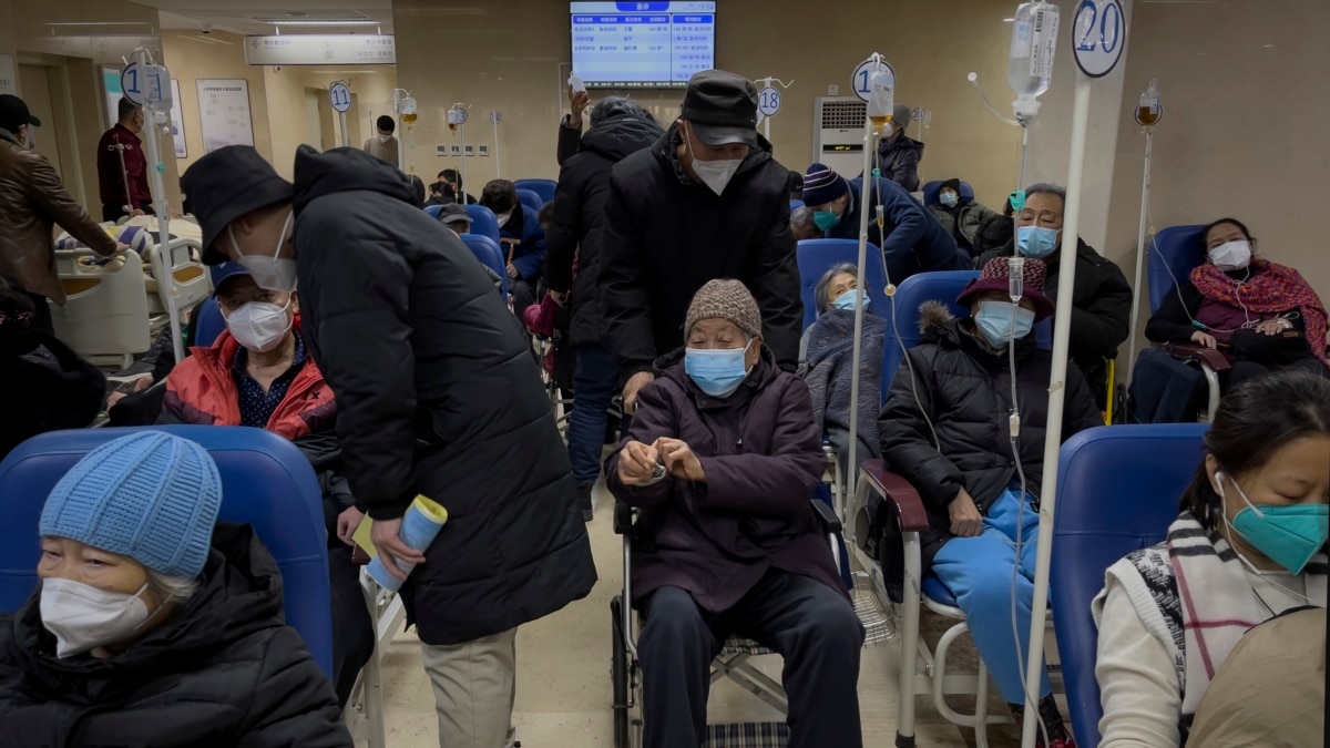 Las camas se están agotando en un hospital de Beijing ya que el coronavirus provoca un aumento de la enfermedad
