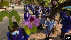 Abanye abantwana abahambe ezikolo ngoMvulo. (AP Photo/Tsvangirayi Mukwazhi)