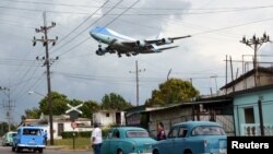 Pesawat Air Force One yang membawa Presiden Barack Obama ketika tiba di Havana, Kuba 20 Maret lalu (foto: dok). AS kini mengizinkan pembukaan jalur penerbangan langsung ke Kuba.