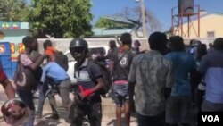 Fantom 509 renegade officers and their supporters exit Croix des Bouquets police station after freeing a colleague from jail, March 18, 2021. (Matiado Vilme/VOA)