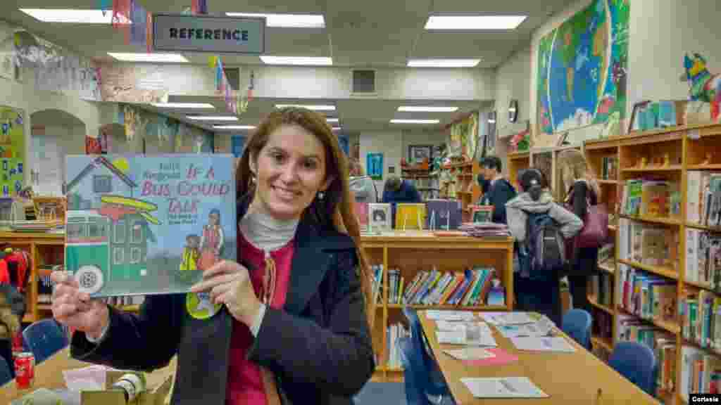 Uma das experiências que mais marcaram Aline Goulart Corrêa foi a oportunidade de visitar as escolas americanas. Corrêa fez uma visita à Matthew Elementary School em Austin, Texas, e ficou impressionada com os materiais e recursos da escola pública. &nbsp;