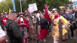 Երկուշաբթի օրը տասնյակ բնիկ ամերիկացիներ և բնապահպան ակտիվիստներ, վանկարկելով «մենք ենք պաշտպանները»