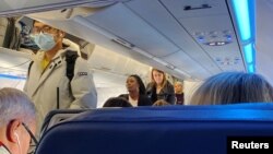 Un passager portant un masque de protection monte à bord d'un vol, après que des cas de coronavirus ont été confirmés aux USA, à Boston, Massachusetts, États-Unis, le 24 janvier 2020.