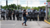 Una periodista da cobertura a una protesta contra el gobierno en Managua, Nicaragua. Foto: Houston Castillo/VOA.