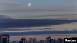 La luna se alza sobre la capital ucraniana Kiev, en Ucrania, el viernes 18 de febrero de 2022.