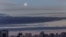 La luna se alza sobre la capital ucraniana Kiev, en Ucrania, el viernes 18 de febrero de 2022.