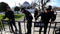 Polisi Turki memasang pagar pembatas di distrik Sultanahmet di Istanbul, pasca serangan bunuh diri, Selasa (12/1). 