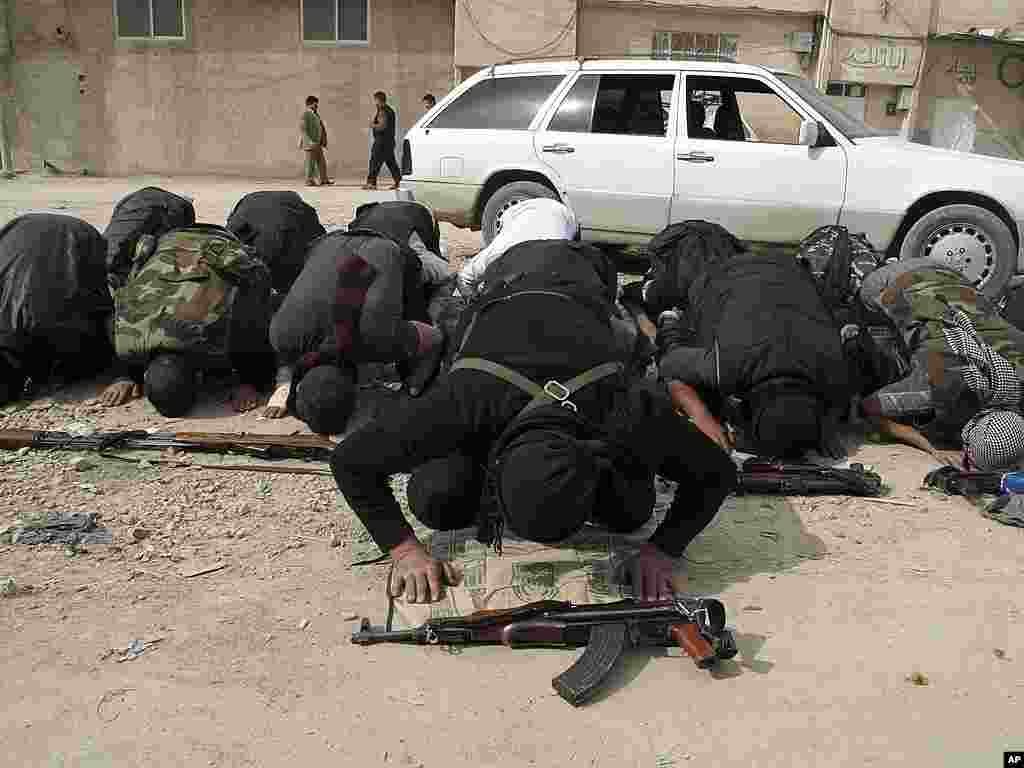 Free Syrian Army fighters perform the noon prayer in a neighborhood in Damascus. (AP)