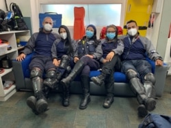 Parte del equipo de Ángeles de las Vías en su oficina en Caracas, Venezuela. Esta ONG trasladó a unos 17 pacientes con COVID-19 la semana anterior a la conversación con la VOA, según comentaron. Foto: VOA.