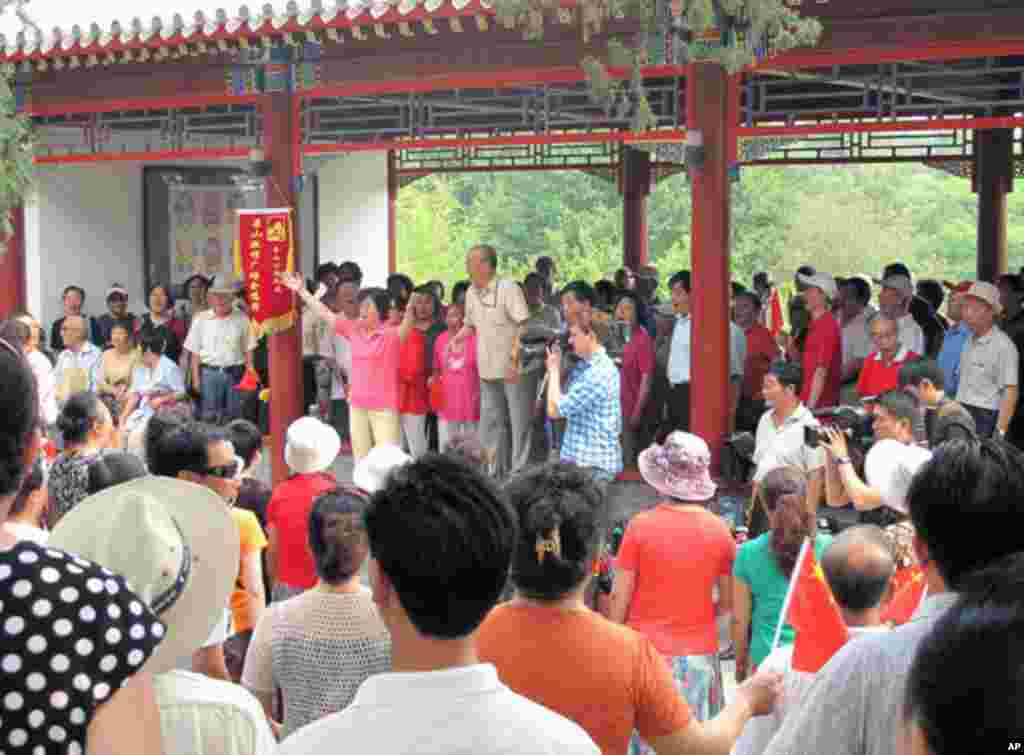 北京景山公园里的红歌团队