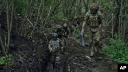 Ushtarët ukrainas në llogoret në Bakhmut