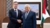 El presidente de la Autoridad Palestina, Mahmud Abbas, y el secretario de Estado de Estados Unidos, Antony Blinken, se dan la mano antes de una reunión en Ramallah, el 30 de noviembre de 2023.