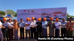 Peletakan batu pertama pembangunan rumah sakit Indonesia di Rakhine oleh pejabat-pejabat Indonesia dan Myanmar (19/11).